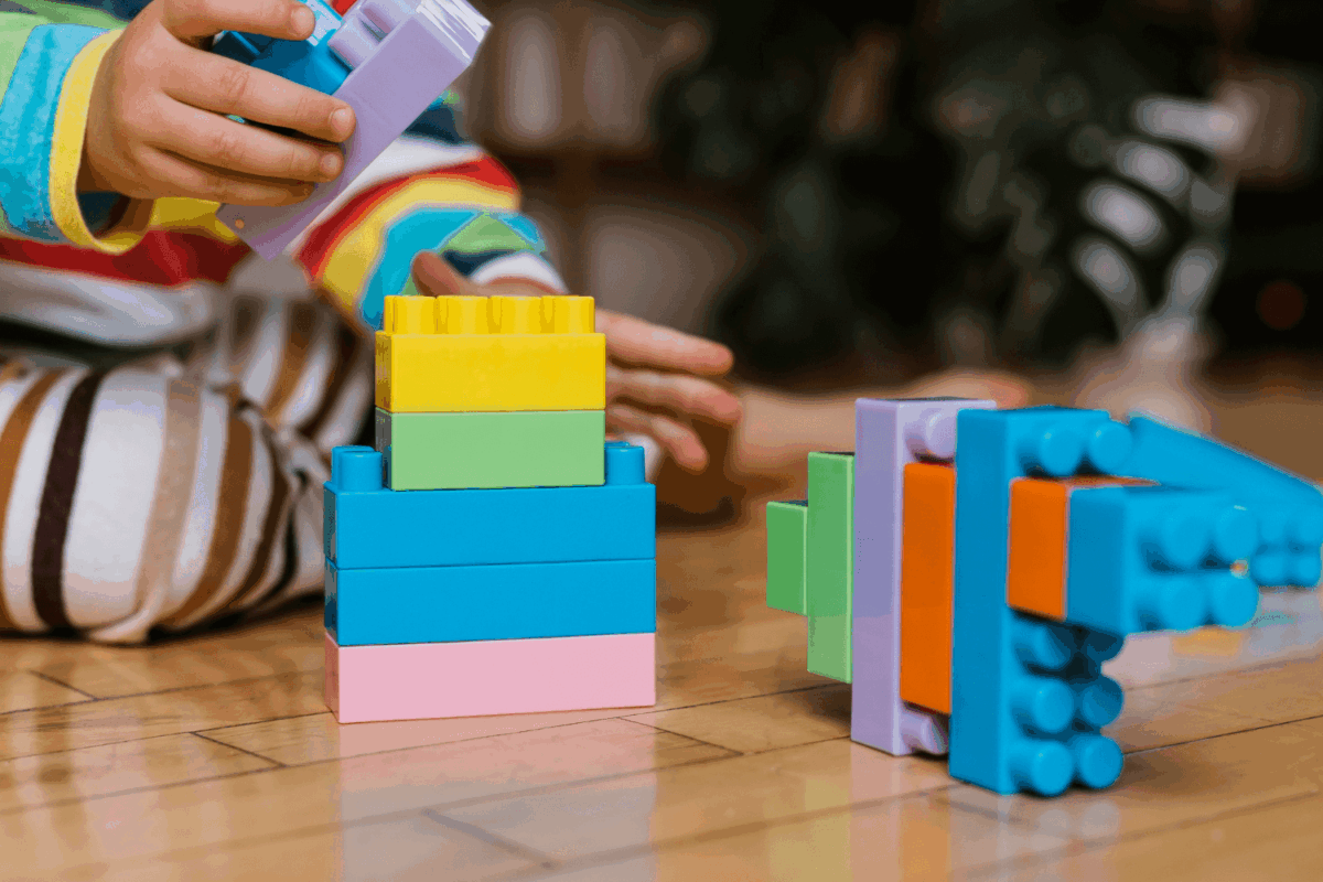 Criança montando brinquedo da Casas Bahia
