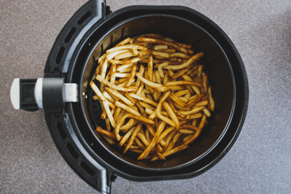 Air fryer da Casas Bahia cheia de batata frita