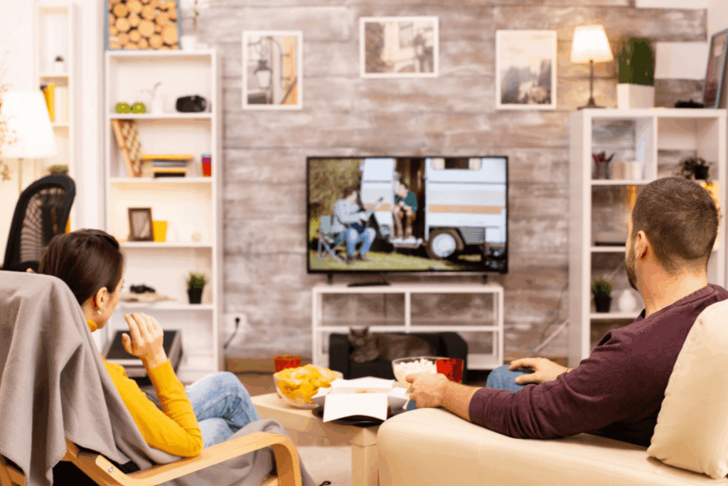 Casal assistindo à uma smart TV da Casas Bahia