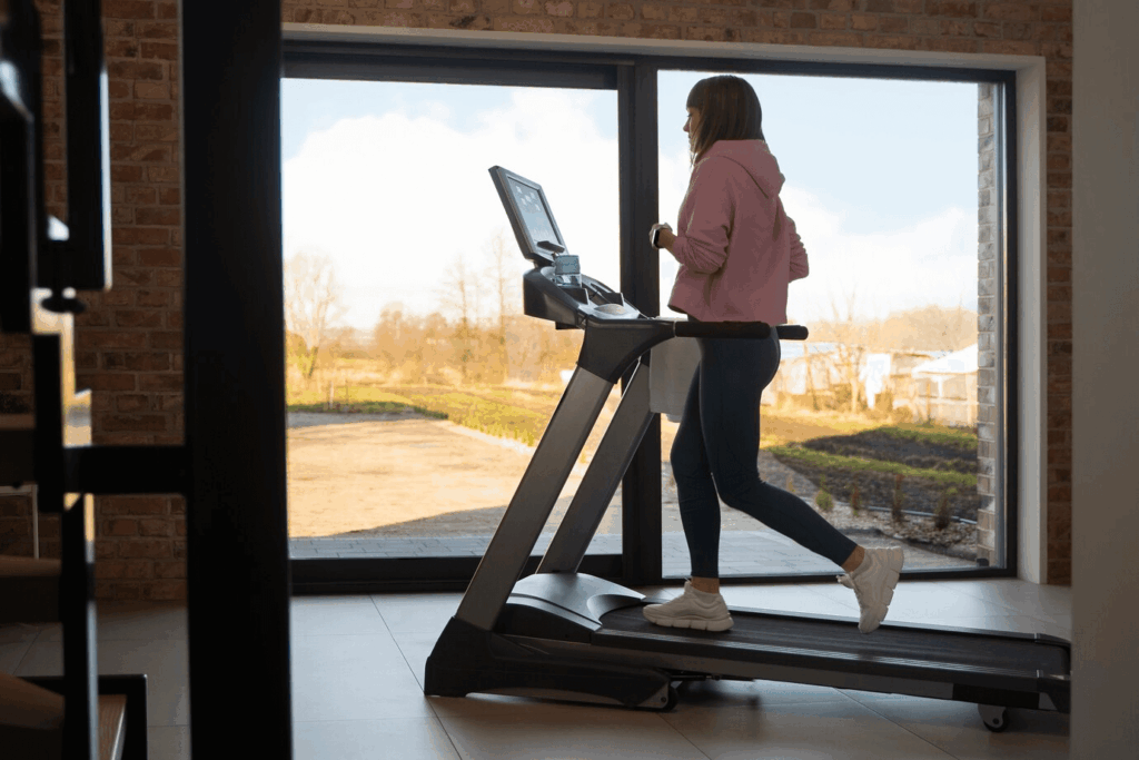 Jovens adultos a fazer exercício em casa