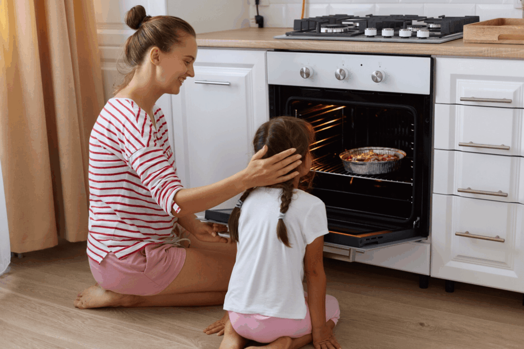 mulher e filha olhando torta no forno do fogao 4 bocas