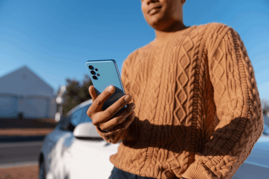 Homem mexendo no galaxy S23 Ultra da Casas Bahia
