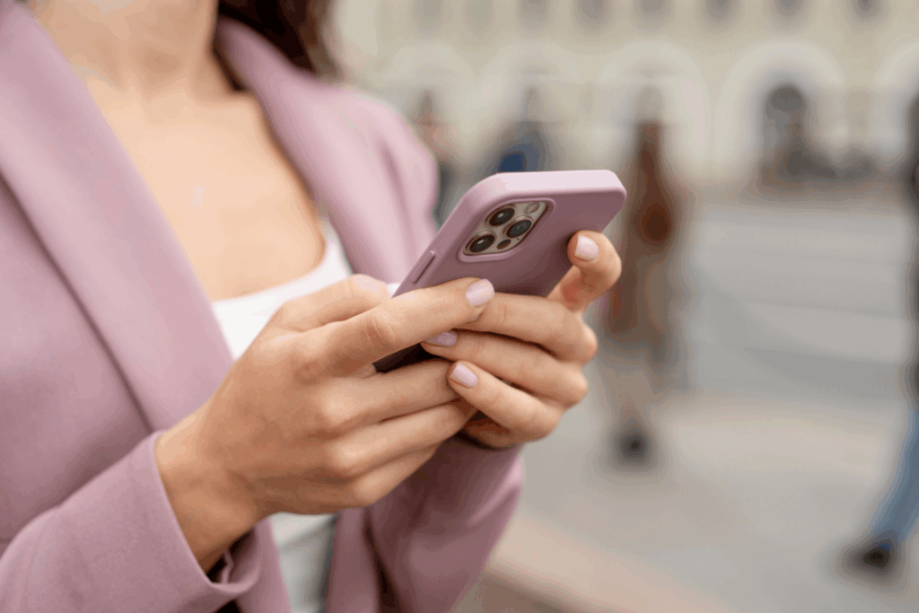 Mulher mexendo em um iPhone 14 Pro da Casas Bahia