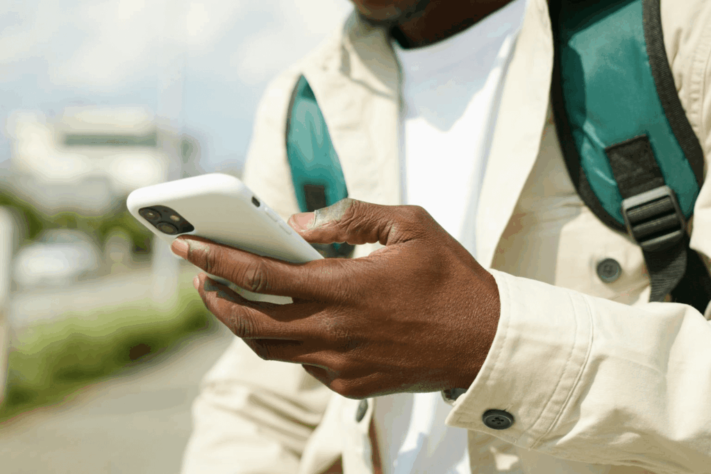 Homem mexendo em um iPhone 16 da Casas Bahia