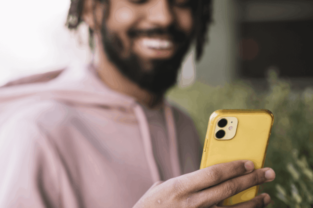 Homem mexendo em um iPhone 15 da Casas Bahia