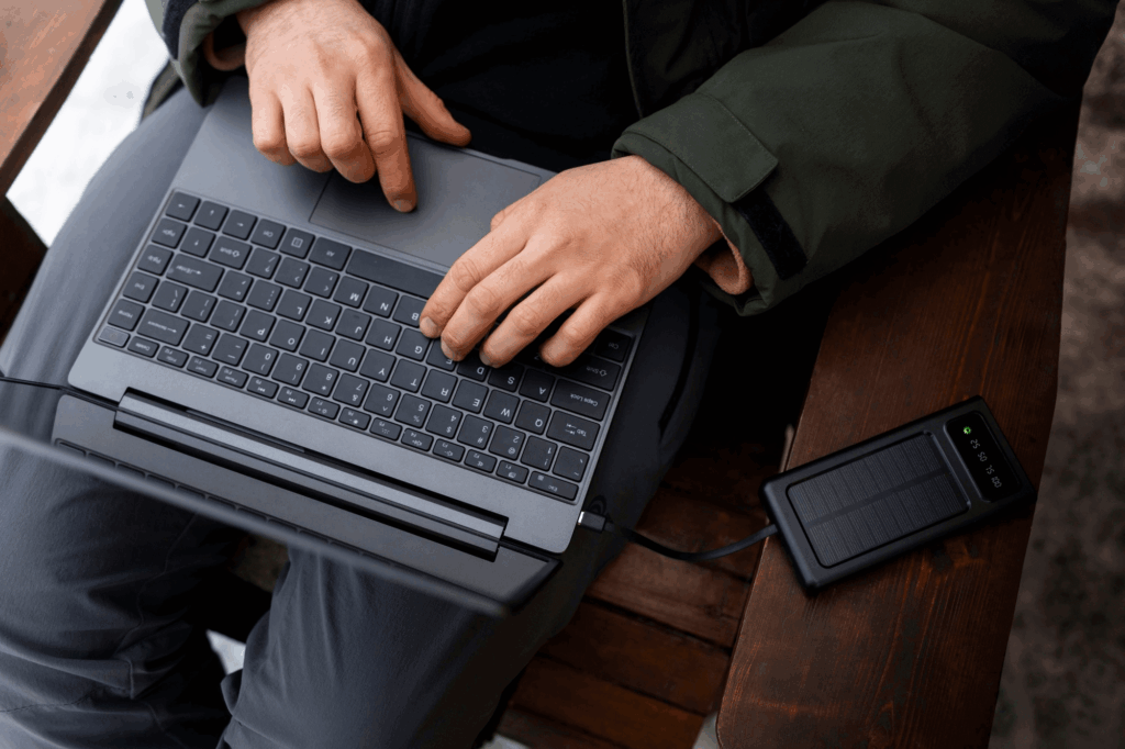 homem vestido com roupa social usando notebook preto