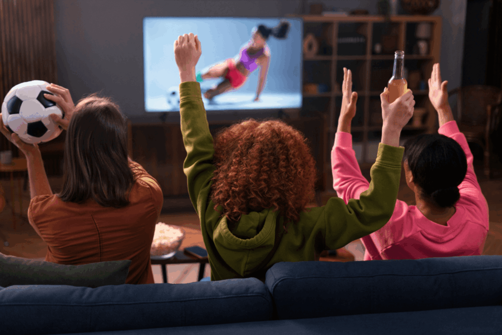Mulheres assistindo à Smart TV da Casas Bahia