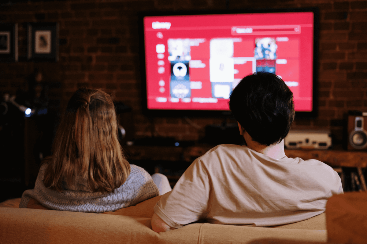 Casal assistindo à Smart TV da Casas Bahia