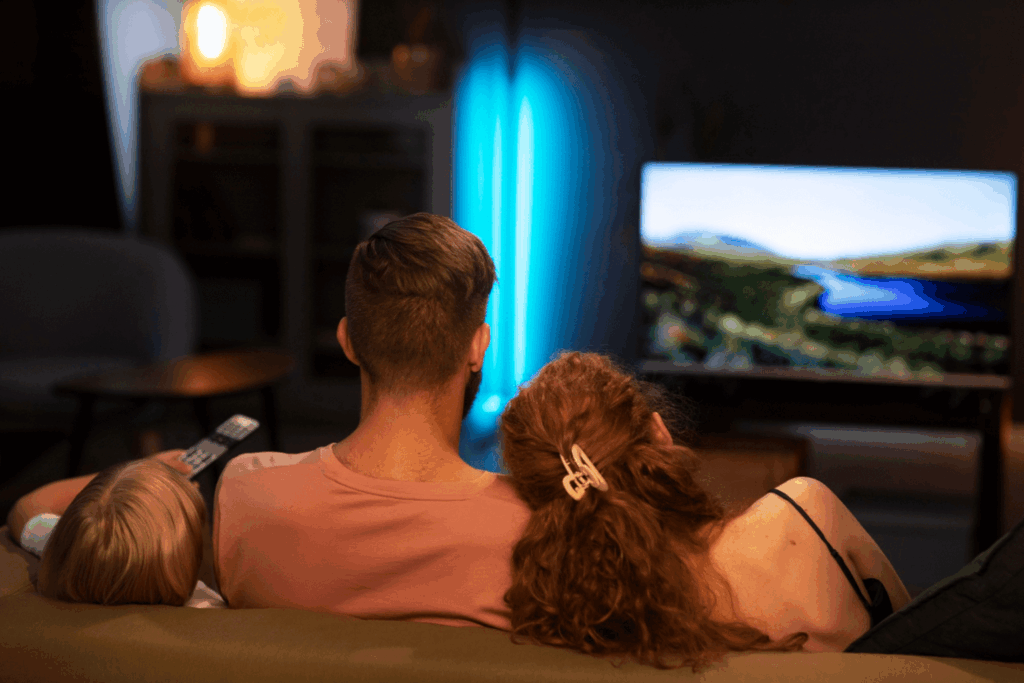 Família assistindo TV Samsung da Casas Bahia